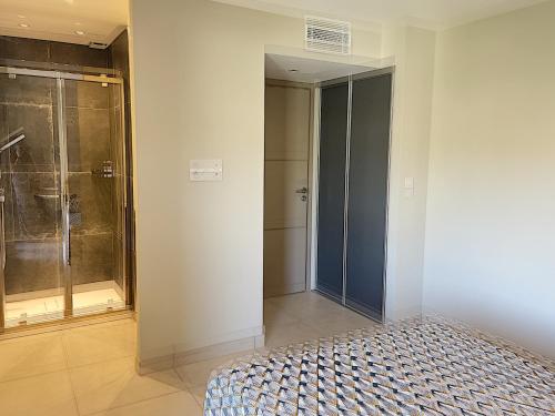 une salle de bain avec douche et porte vitrée dans l'établissement Superbe 3 pièces front de mer 303L MEGR, à Cannes