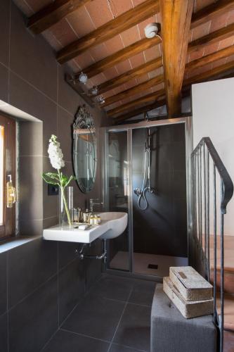 a bathroom with a sink and a mirror at Locanda Le Piazze in Castellina in Chianti