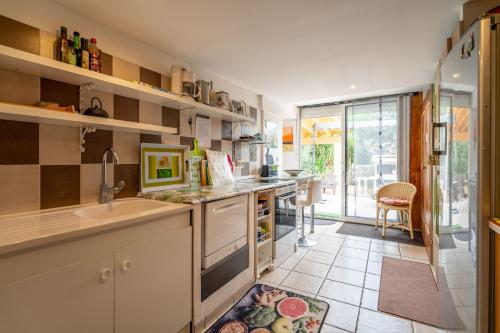 une cuisine avec un évier et un comptoir dans l'établissement Le Grand Lapin Blanc, à Fleury