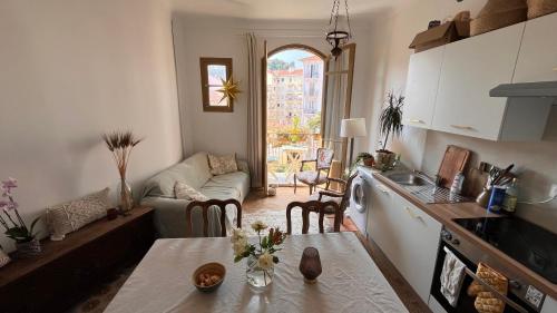 une cuisine et un salon avec une table et un canapé dans l'établissement Arty room, à Nice