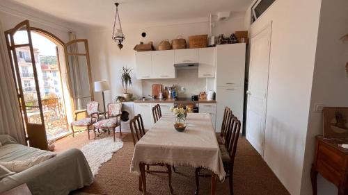 une cuisine et une salle à manger avec une table et des chaises dans l'établissement Arty room, à Nice