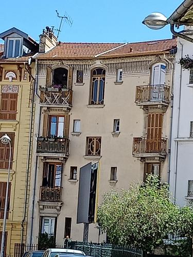 un grand bâtiment avec des balcons sur le côté dans l'établissement Arty room, à Nice
