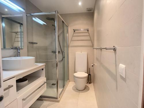 une salle de bain avec toilettes, lavabo et douche dans l'établissement Très jolie vue mer et emplacement idéal - 243L RIV, à Cannes