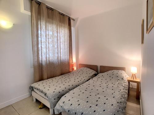 une petite chambre avec un lit et une fenêtre dans l'établissement Très jolie vue mer et emplacement idéal - 243L RIV, à Cannes