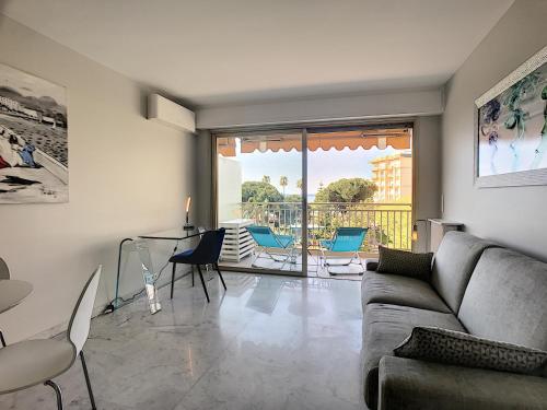 un salon avec un canapé, une table et des chaises dans l'établissement Beau studio à 2 pas des plages du Midi 246L BERV, à Cannes