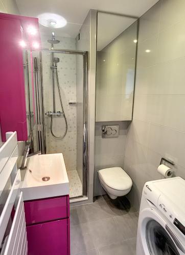 une salle de bain avec toilettes, lavabo et douche dans l'établissement Beau studio à 2 pas des plages du Midi 246L BERV, à Cannes