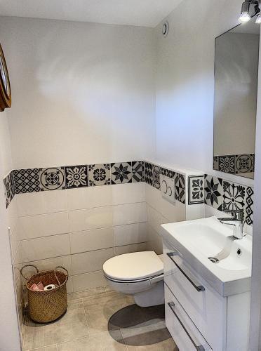 une salle de bain avec toilettes et lavabo dans l'établissement Vue mer panoramique 298L MAST, à Cannes