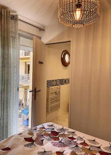 une chambre avec un lit et un lustre dans l'établissement Vue mer panoramique 298L MAST, à Cannes