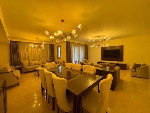 Up Town Cairo, Aroura