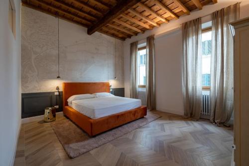 Un dormitorio con una cama grande en una habitación. en Casa Bacco, en Florencia