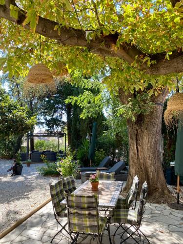 Κήπος έξω από το Maison du Midi, 2 Gîtes de charme
