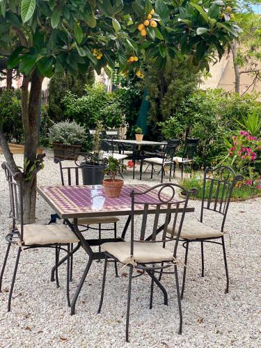 Κήπος έξω από το Maison du Midi, 2 Gîtes de charme