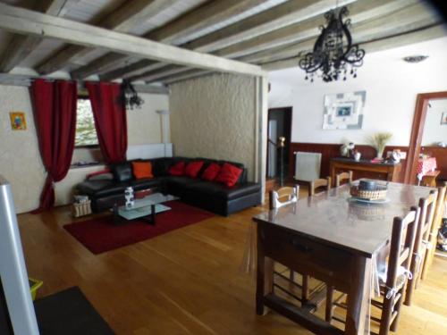 un salon avec une table et un canapé dans l'établissement Maison familiale pour 8, à Saint-Aventin