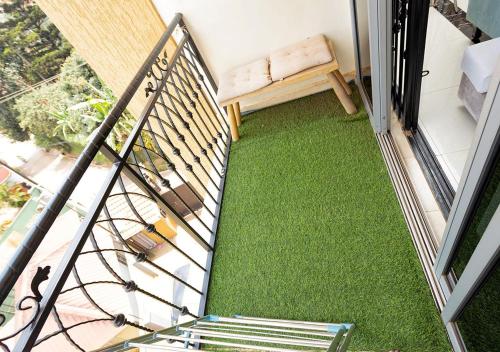 a room with a balcony with green grass at Mayfair 1 Bedroom-Bukoto in Kampala