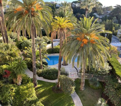 - une vue aérienne sur un complexe avec des palmiers et une piscine dans l'établissement Vaste 4p Bord de mer, terrasse, piscine 263L DILLI, à Cannes