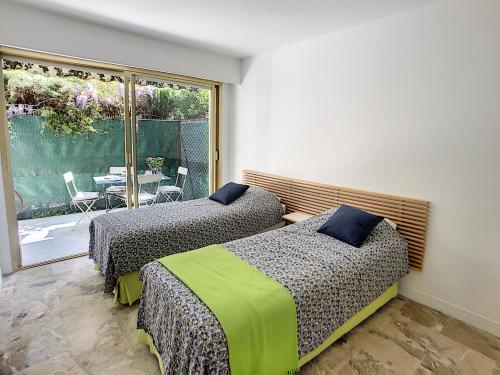 - 2 lits dans une chambre avec balcon dans l'établissement Superbe 3 pièces RDJ à 2 pas des plages 295L, à Cannes