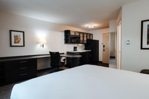 Kuchyň nebo kuchyňský kout v ubytování Sonesta Simply Suites Fort Worth