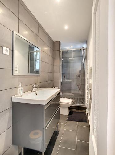 une salle de bain avec un lavabo et des toilettes dans l'établissement A deux pas des plages du Midi - 293L REYVE, à Cannes