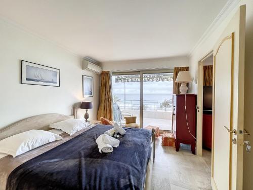 une chambre avec un grand lit avec vue sur l'océan dans l'établissement Front de mer, superbe terrasse vue mer 283L CHANS, à Cannes