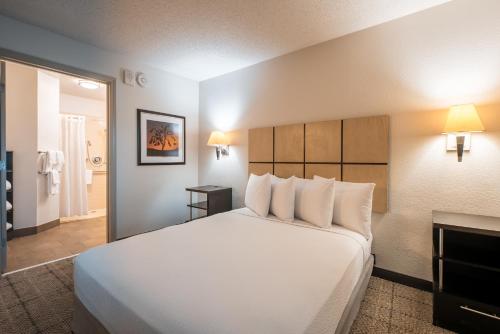 Postel nebo postele na pokoji v ubytování Sonesta Simply Suites Fort Worth