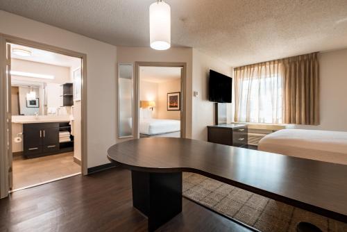 Postel nebo postele na pokoji v ubytování Sonesta Simply Suites Fort Worth