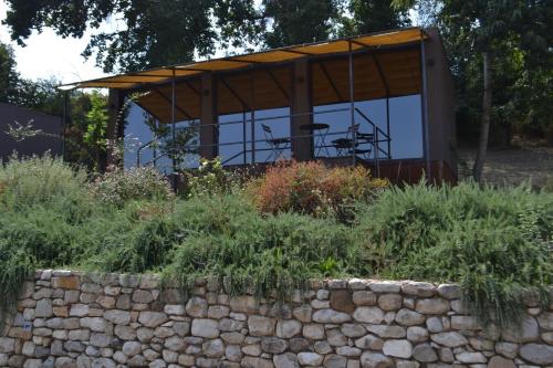 a garden with a stone wall in front of a building at Agriturismo Affaccio su Orvieto in Orvieto
