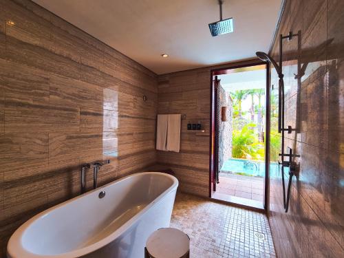 Un baño de Le Jadis Beach Resort & Wellness - Managed by Banyan Tree Hotels & Resorts