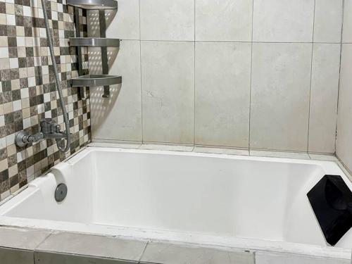 Koupelna v ubytování Cozy 2BR Apt Trivium Cikarang with Pool, Gym, WiFi by 2ndHome