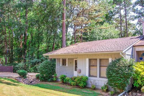 una piccola casa in un cortile con alberi di 31 Reddina Lane a Hot Springs Village