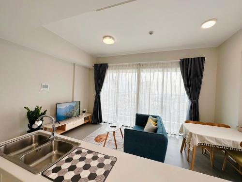 a kitchen and living room with a sink and a couch at Masteri An Phu - Condo 1-2BR Apartment with Pool GYM D2 in Ho Chi Minh City