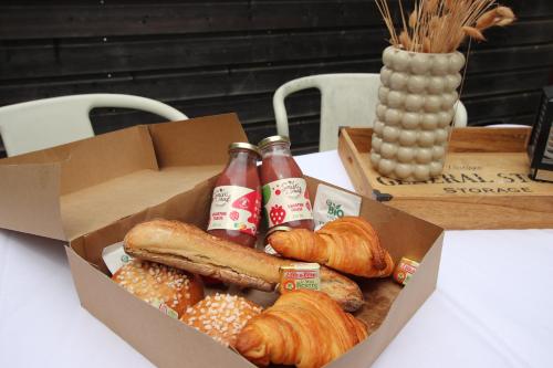 une boîte remplie de différents types de pâtisseries et de boissons dans l'établissement Magnifique Appartement Climatise avec Parking - Allee de Tourny, à Bordeaux