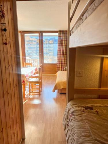 - une chambre avec des lits superposés et une salle à manger dans l'établissement Centre village 6 personnes, à Val Thorens