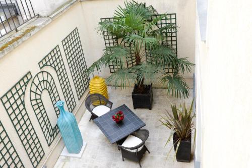an overhead view of a patio with a table and chairs at Best Western Plus Hotel Sydney Opera in Paris