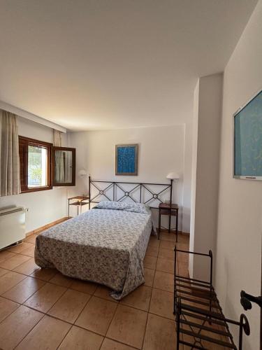 a bedroom with a bed in a room at El Domingo en el Valle in Fondón
