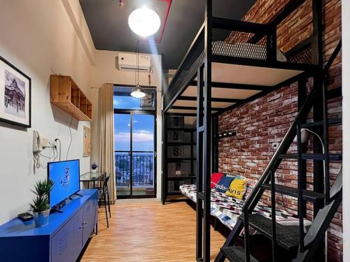 Tempat tidur dalam kamar di Stylish Studio Dave Apt Depok with Pool, WiFi, Netflix by 2ndHome