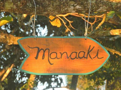 a sign hanging from a tree with the word manaband at Casa Pé na Areia Cantão do Bora Bora - Manaaki Surf Hostel in São Sebastião