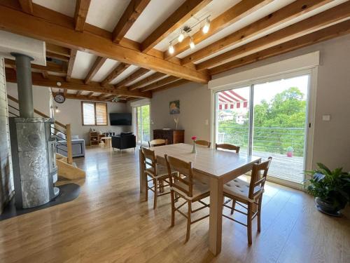 a kitchen and dining room with a table and chairs at Biena in Musculdy