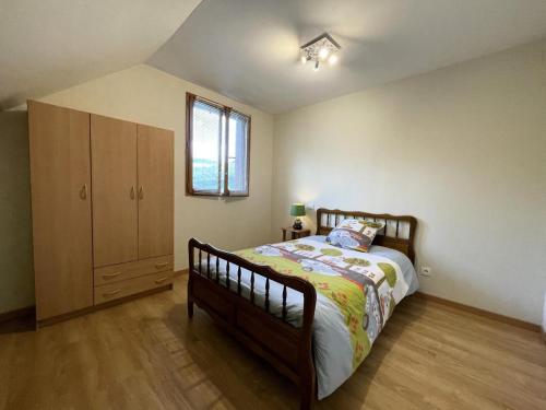 a bedroom with a bed and a wooden cabinet at Biena in Musculdy