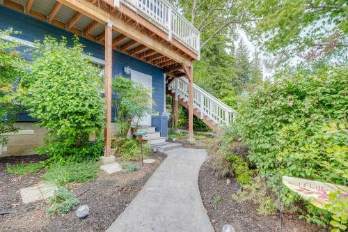 Bremerton Studio with Bay View Beach Access!にある庭