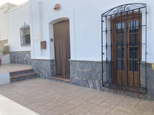 un paio di porte su un edificio con panchina di Cortijo los Garridos - 6 huéspedes a Almería