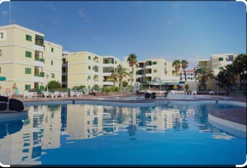 マスパロマスにあるBeach lovers home from home Heated poolのリゾート内の青い水のスイミングプール