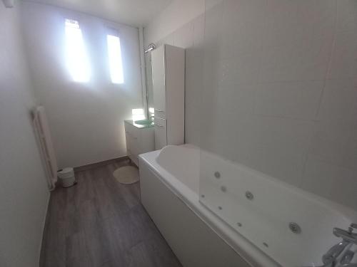 Ένα μπάνιο στο Appartement Le Valmy