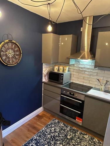 Dapur atau dapur kecil di Grammar School Yard Four Bedroom Free Parking