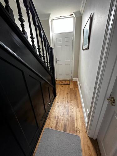 Gambar di galeri bagi Grammar School Yard Four Bedroom Free Parking di Hull