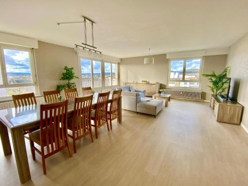 un grand salon avec une table et des chaises dans l'établissement Grand appartement lumineux 3 Chambres - Thionville centre, à Thionville