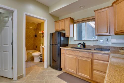 Kuchyň nebo kuchyňský kout v ubytování A-Frame with Patio and Mtn Views Arizona Retreat