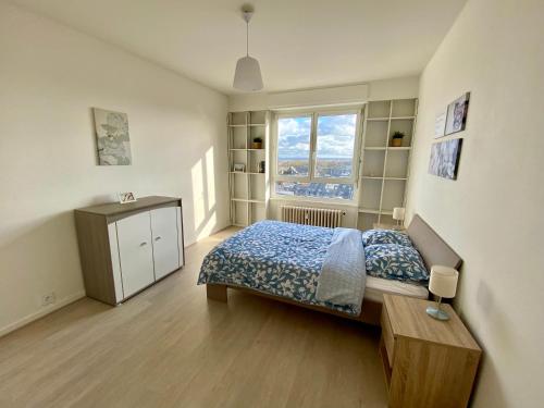 une chambre avec un lit et une fenêtre dans l'établissement Grand appartement lumineux 3 Chambres - Thionville centre, à Thionville