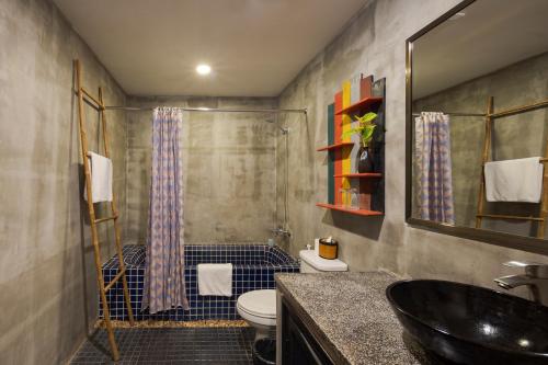ein Badezimmer mit Waschbecken, Toilette und Dusche in der Unterkunft La Niche D'angkor Boutique Hotel in Siem Reap