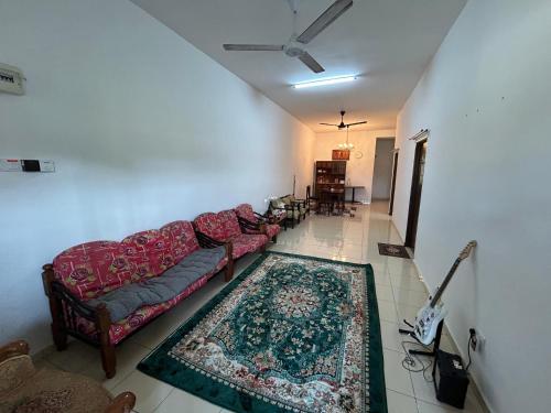 Χώρος καθιστικού στο Homestay Cikgu Jasin Bestari