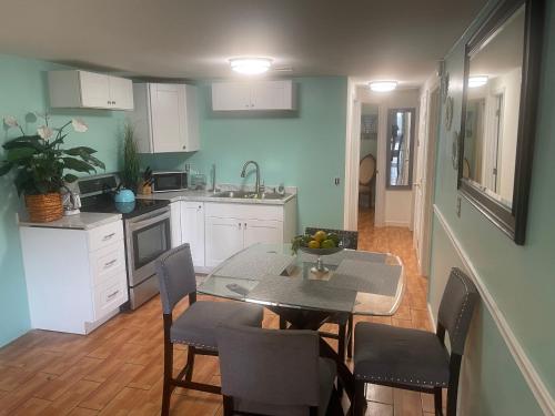 a kitchen with a table and chairs in a kitchen at 2BR Comfortable Downtown House Near Beach and More in West Palm Beach